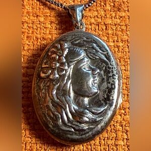 Vintage Silver-Tone Cameo Pendant Necklace - Silver